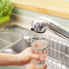 水道水に含まれる塩素の役割とは？体への影響と家庭でできる対策